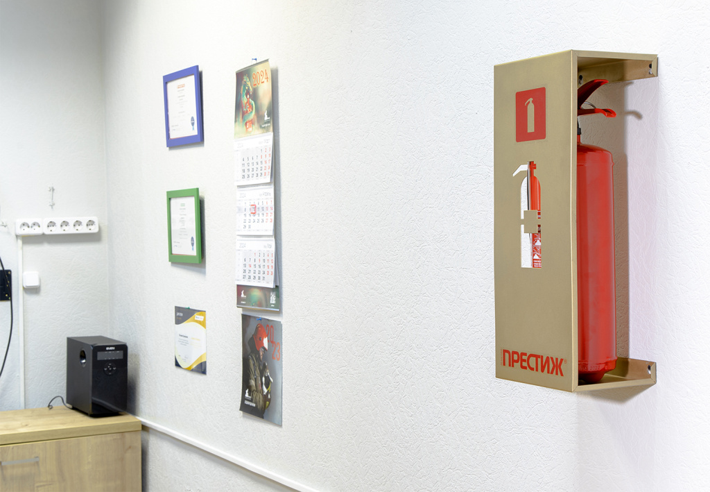 подставка настенная золото в офисе.jpg