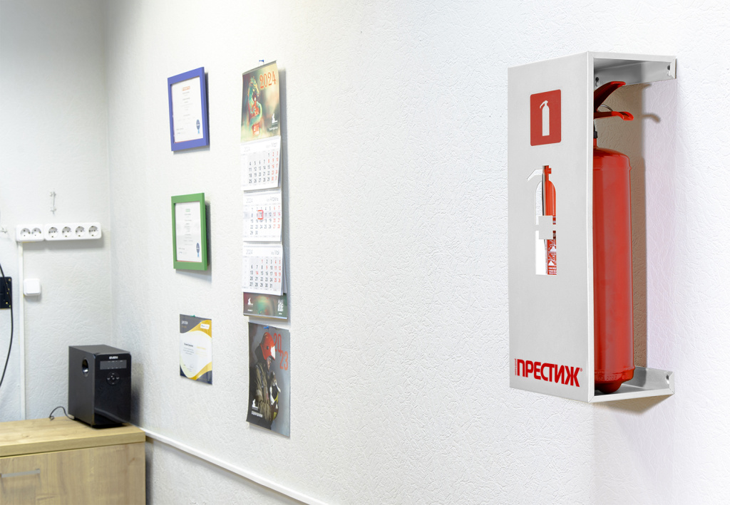 подставка настенная белая в офис.jpg