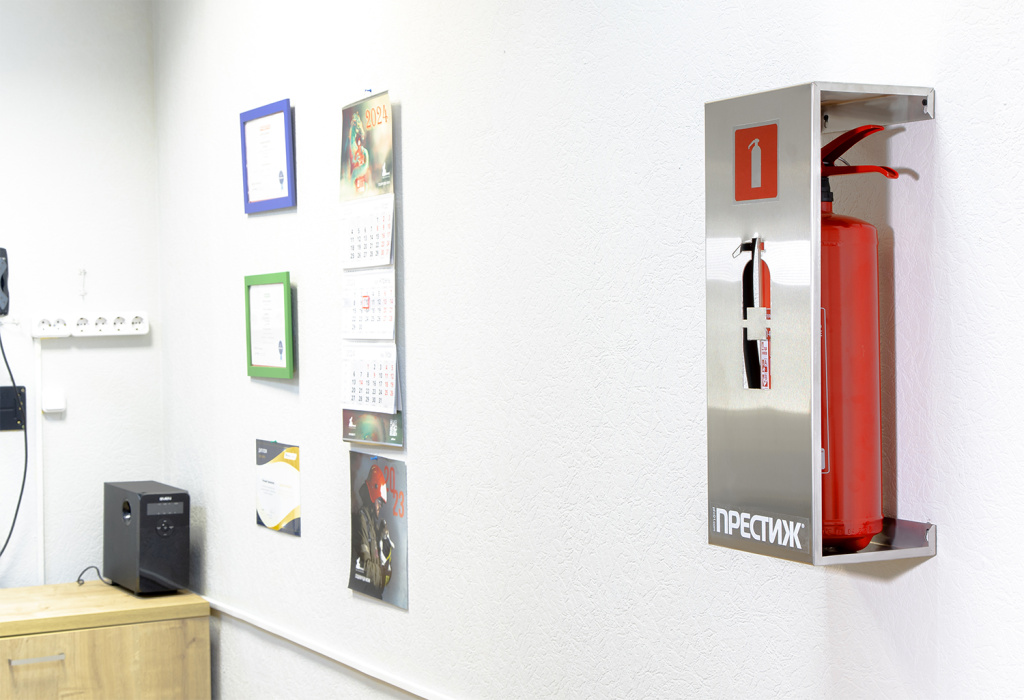 подставка настенная скотч-брайт в офисе.jpg